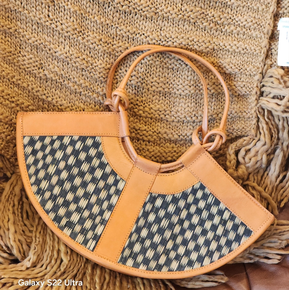 Street Level Elegant Women's Handmade Woven Sadie Straw & Leather Shoulder Bag - Picture 5 of 14